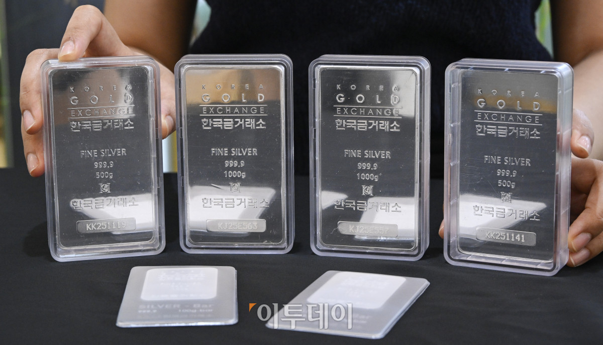 ▲고공행진하던 금값이 주춤하는 사이 은값이 13년만에 최고가를 경신하며 급등하고 있다. 17일 뉴욕상업거래소(COMEX)에 따르면 16일(현지시간) 기준 은 선물은 트라이온스당 36.45달러에 거래를 마쳤다. 전 거래일 대비 0.26% 증가한 수치다. 9일에는 장중 37달러를 돌파하며 2012년 이후 13년여만에 최고가를 경신하기도 했다. 18일 서울 종로구 한국금거래소에서 직원이 실버바를 정리하고 있다. 조현호 기자 hyunho@