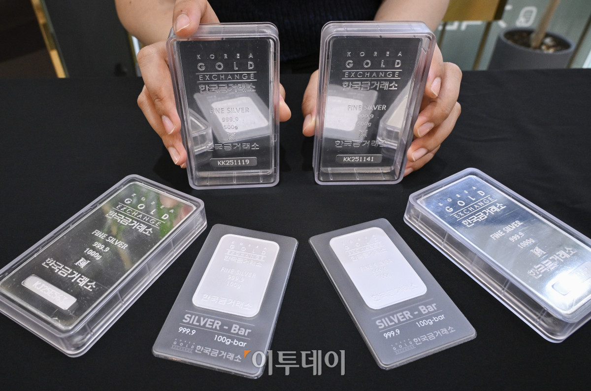 ▲고공행진하던 금값이 주춤하는 사이 은값이 13년만에 최고가를 경신하며 급등하고 있다. 17일 뉴욕상업거래소(COMEX)에 따르면 16일(현지시간) 기준 은 선물은 트라이온스당 36.45달러에 거래를 마쳤다. 전 거래일 대비 0.26% 증가한 수치다. 9일에는 장중 37달러를 돌파하며 2012년 이후 13년여만에 최고가를 경신하기도 했다. 18일 서울 종로구 한국금거래소에서 직원이 실버바를 정리하고 있다. 조현호 기자 hyunho@