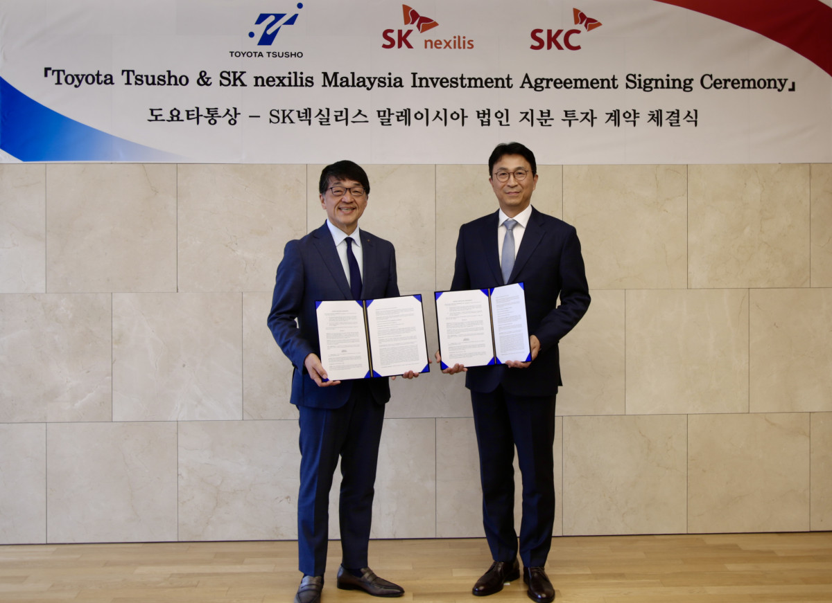 ▲박원철 SKC 사장(오른쪽)이 이마이 토시미츠 도요타통상 사장과 기념 촬영을 하고 있다. (사진제공=SKC)