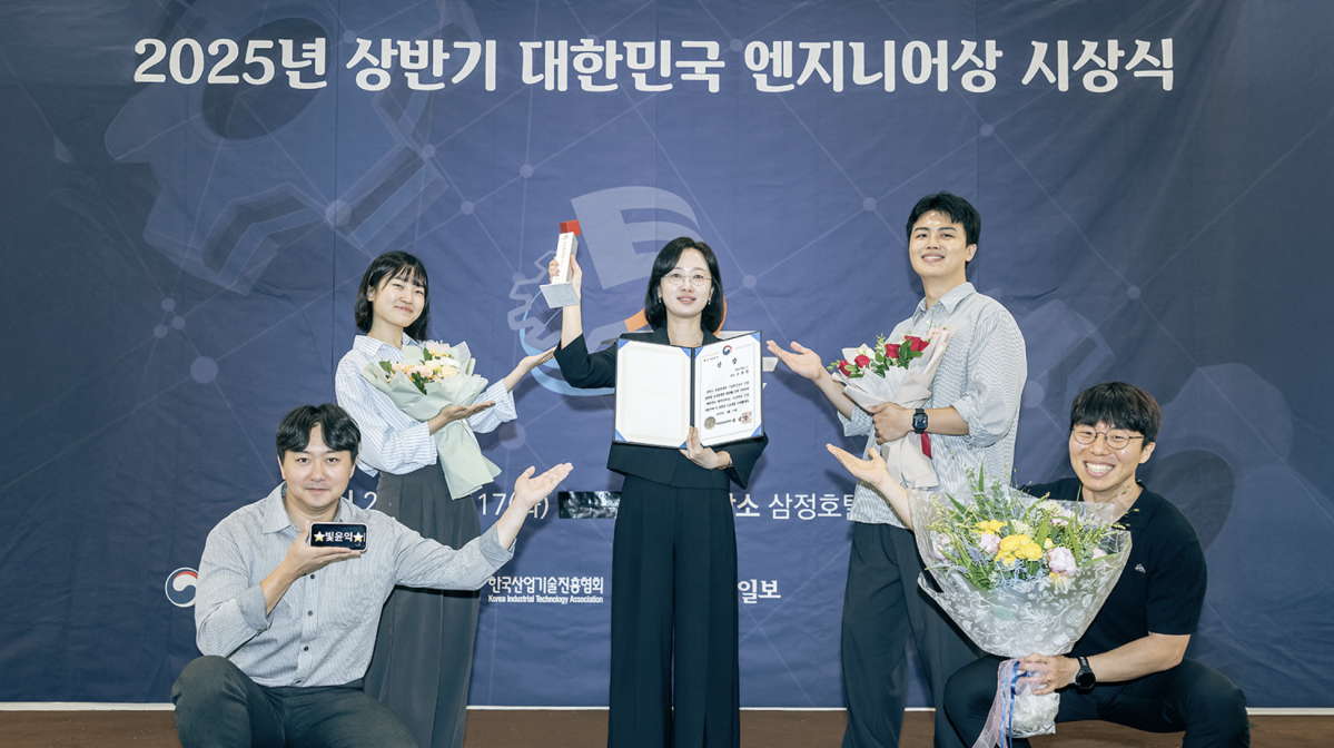 ▲손윤익 SK하이닉스 미래기술연구원 DPERI조직 팀장(가운데) (사진-SK하이닉스 뉴스룸)