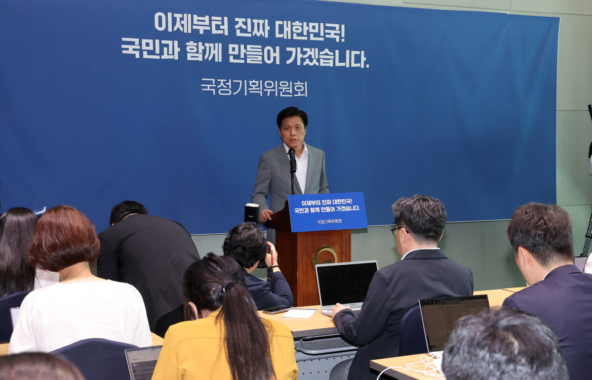 ▲국정기획위원회 조승래 대변인이 18일 정부세종컨벤션센터에서 각 부처 업무보고와 관련, 설명을 하고 있다. (사진=연합뉴스)