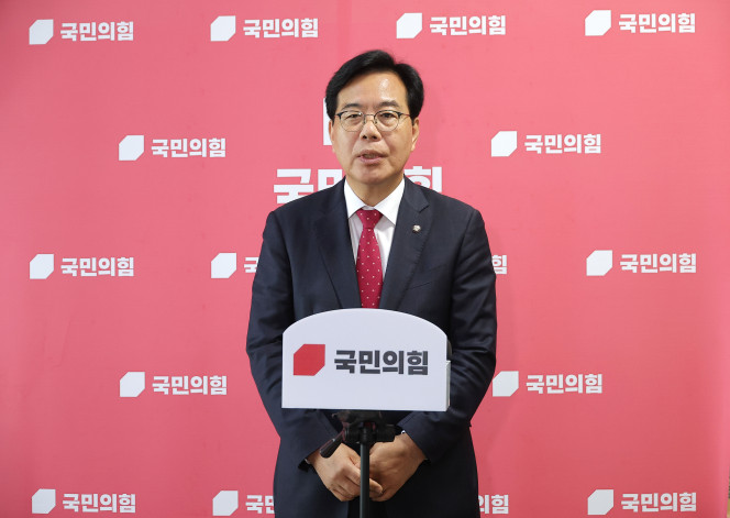 ▲국민의힘 송언석 원내대표가 18일 국회 원내대표실에서 당 3선, 4선 의원들과 간담회를 마친 뒤 발언하고 있다. 2025.6.18. (연합뉴스)