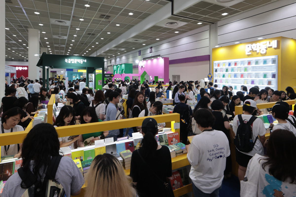 ▲18일 서울 강남구 삼성동 코엑스에서 열린 2025 서울국제도서전에서 독자들이 전시장을 둘러보며 책을 고르고 있다. (연합뉴스)