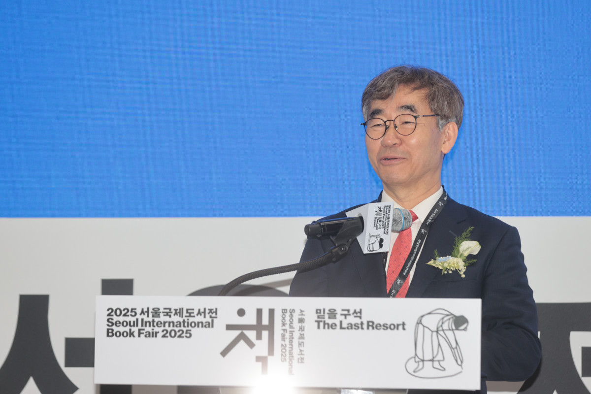 ▲윤철호 대한출판문화협회장이 18일 서울 강남구 삼성동 코엑스에서 열린 2025 서울국제도서전 개막식에서 환영사를 하고 있다. (연합뉴스)