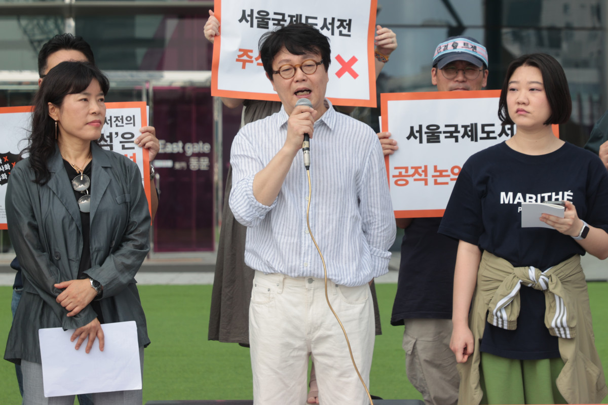 ▲독서생태계 공공성 연대 회원들이 18일 서울 강남구 코엑스 동편 입구에서 기자회견을 열고 서울국제도서전의 주식회사 전환을 반대하며 발언을 이어가고 있다. (연합뉴스)
