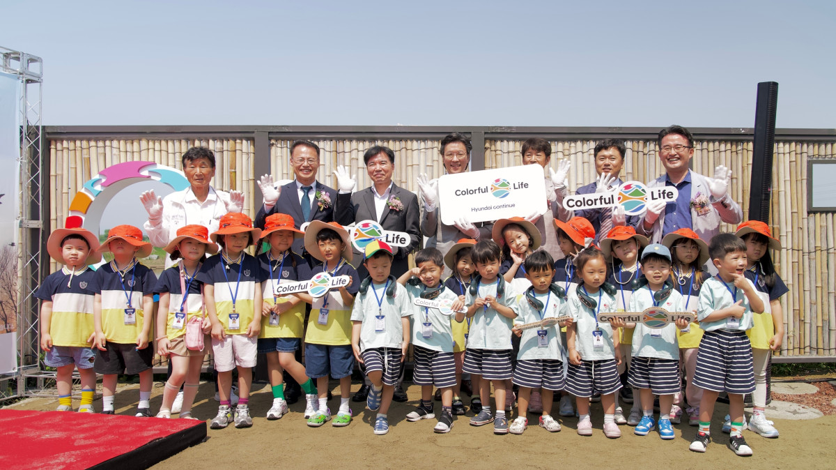 ▲(뒷줄 왼쪽부터) 아산 군덕1리 박응진 이장, 한국환경보전원 신진수 원장, 아산시 조일교 부시장, 현대차 GPO 김일범 부사장, 천안아산환경운동연합 차수철 의장, 현대차 정상익 안전기획사업부장, 충청남도의회 안장헌 의원이 지역 어린이들과 기념 사진을 촬영하는 모습. (사진=현대차)