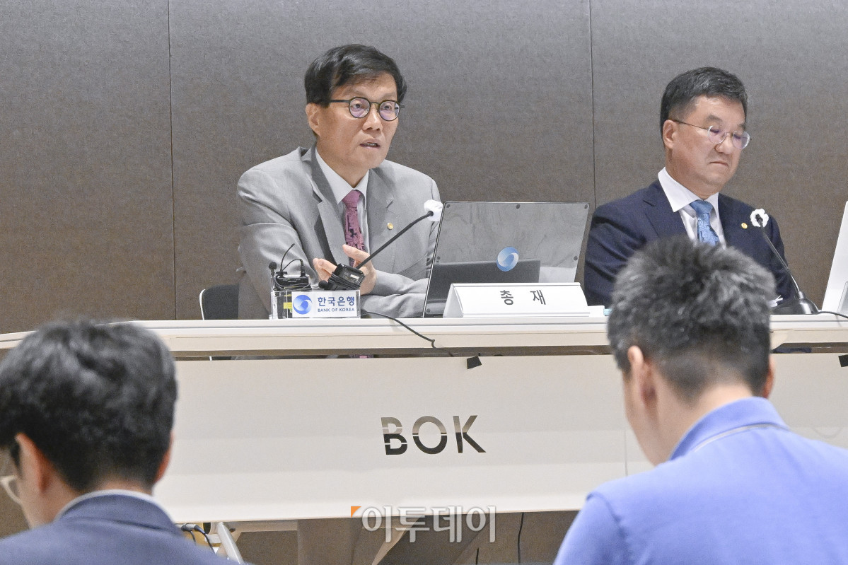 ▲이창용 한국은행 총재가 18일 서울 중구 한국은행에서 열린 물가안정목표 운영상황 점검 기자설명회에서 취재진의 질문에 답하고 있다. 조현호 기자 hyunho@