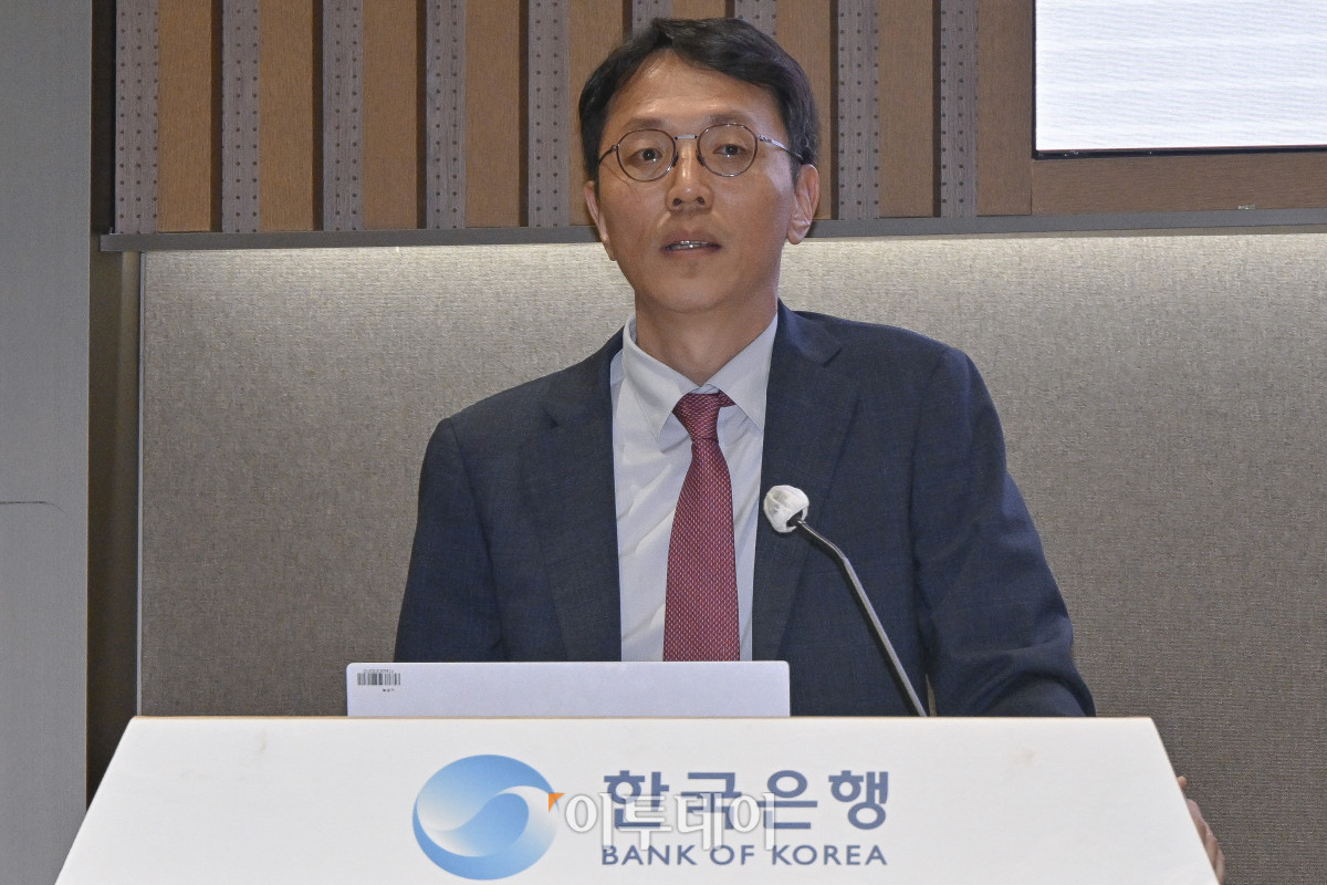 ▲김영주 한국은행 물가고용부장이 18일 서울 중구 한국은행에서 열린 물가안정목표 운영상황 점검 기자설명회에서 가공식품, 주거비 등 생활물가 흐름 평가와 향후 주요 물가 동인 점검을 주제로 발표하고 있다. 조현호 기자 hyunho@