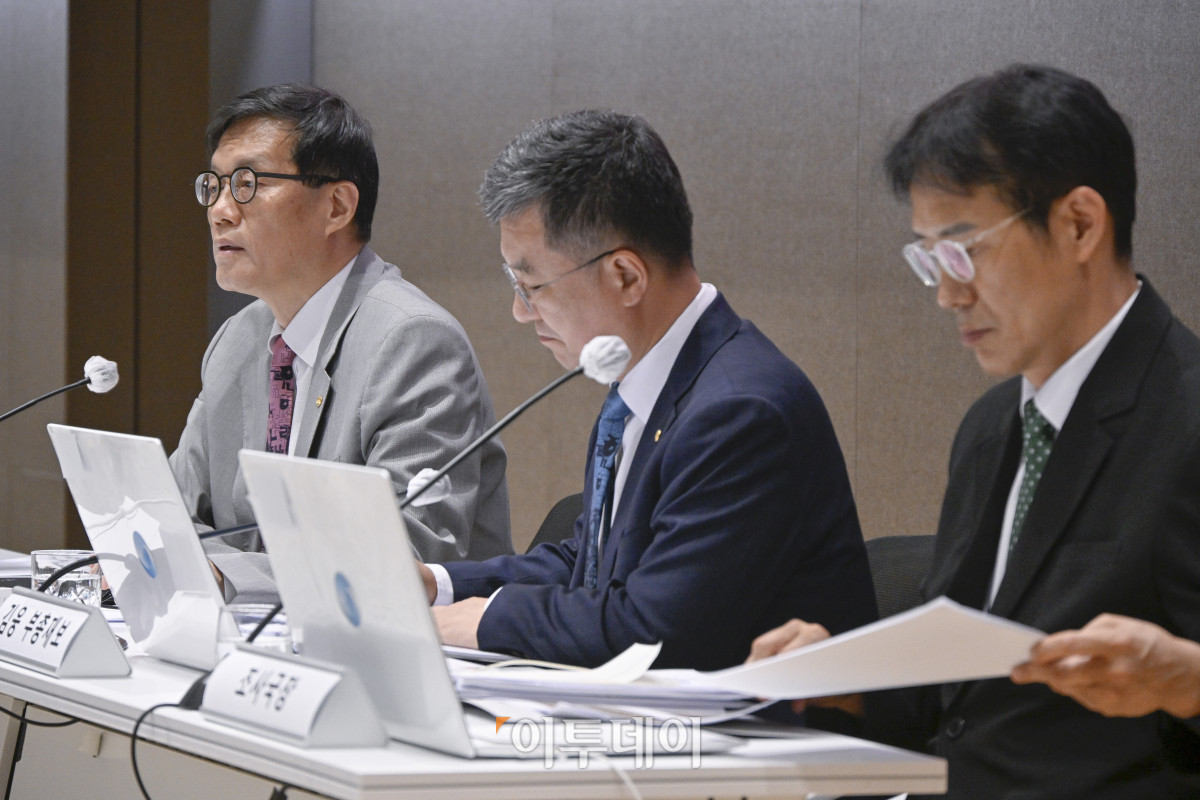 ▲이창용 한국은행 총재가 18일 서울 중구 한국은행에서 열린 물가안정목표 운영상황 점검 기자설명회에서 취재진의 질문에 답하고 있다. 조현호 기자 hyunho@