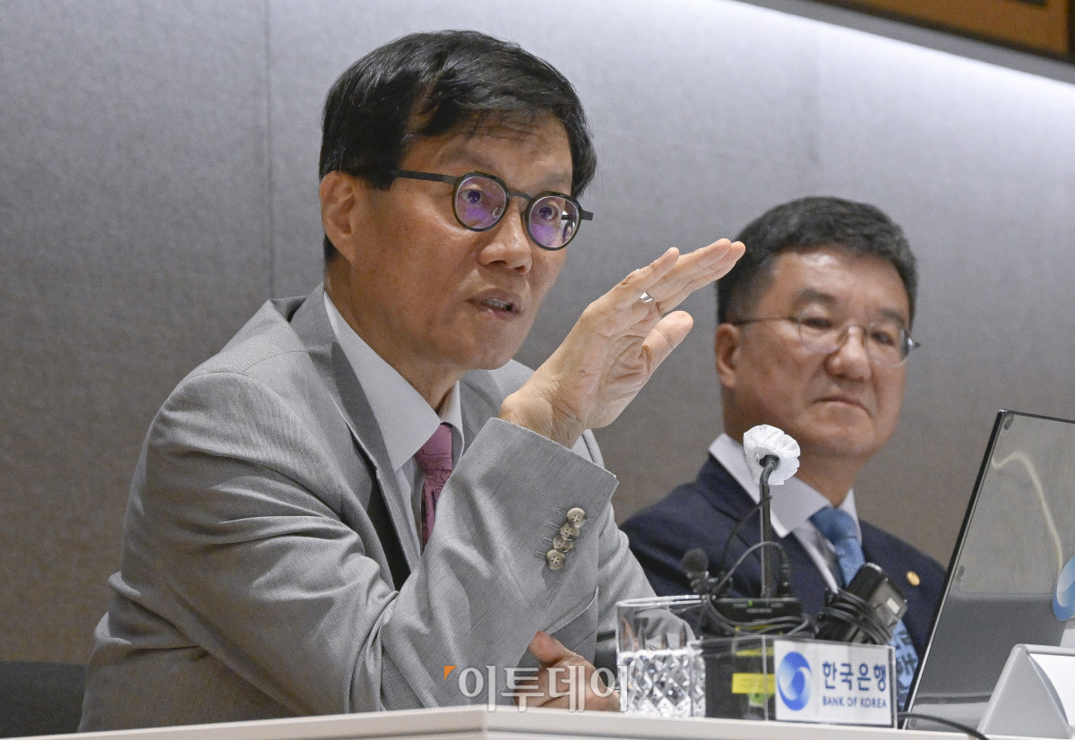 ▲이창용 한국은행 총재가 18일 서울 중구 한국은행에서 열린 물가안정목표 운영상황 점검 기자설명회에서 취재진의 질문에 답하고 있다. 조현호 기자 hyunho@