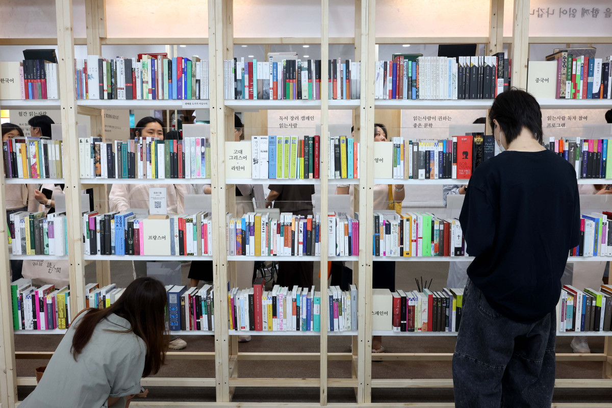 ▲18일 서울 강남구 코엑스에서 열린 ‘2025 서울국제도서전’에서 참관객들이 책을 보고 있다. 삶의 고난과 위기에서 ‘믿을 구석’을 찾아보자는 주제로 22일까지 진행되는 이번 도서전엔 한국을 포함해 17개국 530여 개 출판사와 출판 관련 단체 등이 참여했다. 올해의 주빈은 대만으로 천쉐·천쓰홍 등 대만의 유명 소설가, 그림책 작가, 만화가 등 30여 명의 작가와 26개 출판사·기관이 참가했다. 사우디아라비아, 프랑스 등 해외 16개국 100여 개 출판사와 단체는 국제관 부스를 운영하며 국내관에선 430여개 단체가 참여해 북마켓, 도서 전시, 강연, 사인회, 북토크를 진행한다. 신태현 기자 holjjak@