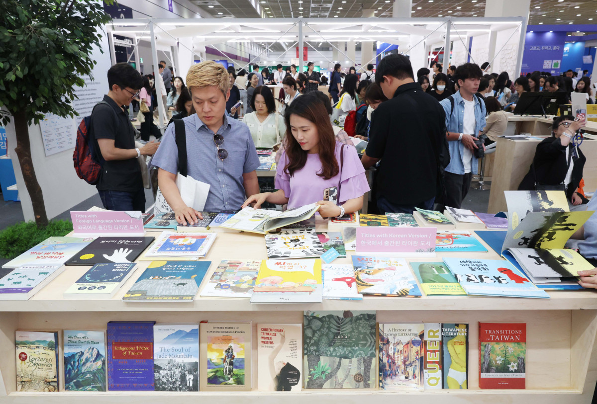 ▲18일 서울 강남구 코엑스에서 열린 ‘2025 서울국제도서전’ 대만 부스에서 참관객들이 책을 보고 있다. 삶의 고난과 위기에서 ‘믿을 구석’을 찾아보자는 주제로 22일까지 진행되는 이번 도서전엔 한국을 포함해 17개국 530여 개 출판사와 출판 관련 단체 등이 참여했다. 올해의 주빈은 대만으로 천쉐·천쓰홍 등 대만의 유명 소설가, 그림책 작가, 만화가 등 30여 명의 작가와 26개 출판사·기관이 참가했다. 사우디아라비아, 프랑스 등 해외 16개국 100여 개 출판사와 단체는 국제관 부스를 운영하며 국내관에선 430여개 단체가 참여해 북마켓, 도서 전시, 강연, 사인회, 북토크를 진행한다. 신태현 기자 holjjak@