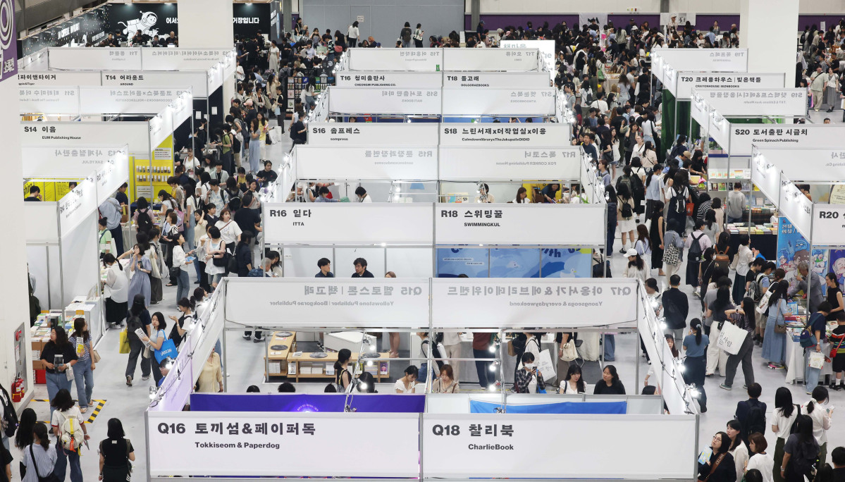 ▲18일 서울 강남구 코엑스에서 열린 ‘2025 서울국제도서전’ 행사장이 참관객들로 붐비고 있다. 삶의 고난과 위기에서 ‘믿을 구석’을 찾아보자는 주제로 22일까지 진행되는 이번 도서전엔 한국을 포함해 17개국 530여 개 출판사와 출판 관련 단체 등이 참여했다. 올해의 주빈은 대만으로 천쉐·천쓰홍 등 대만의 유명 소설가, 그림책 작가, 만화가 등 30여 명의 작가와 26개 출판사·기관이 참가했다. 사우디아라비아, 프랑스 등 해외 16개국 100여 개 출판사와 단체는 국제관 부스를 운영하며 국내관에선 430여개 단체가 참여해 북마켓, 도서 전시, 강연, 사인회, 북토크를 진행한다. 신태현 기자 holjjak@