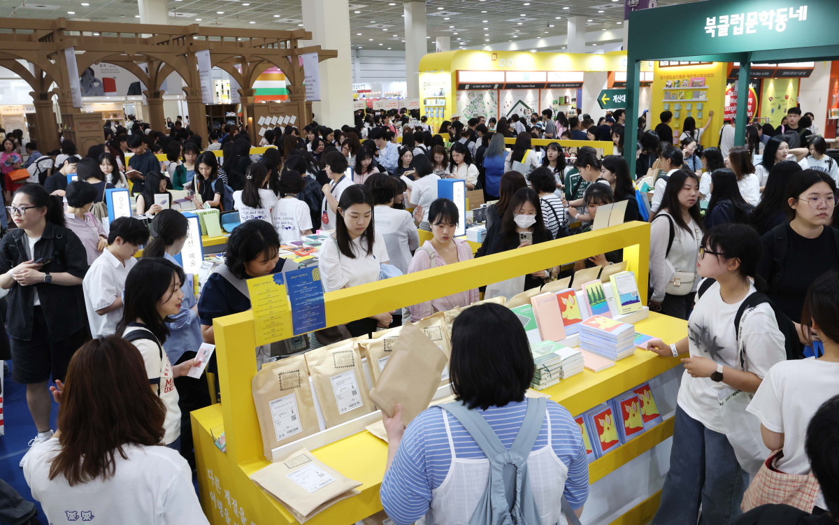 ▲18일 서울 강남구 코엑스에서 열린 ‘2025 서울국제도서전’ 행사장이 참관객들로 붐비고 있다. 삶의 고난과 위기에서 ‘믿을 구석’을 찾아보자는 주제로 22일까지 진행되는 이번 도서전엔 한국을 포함해 17개국 530여 개 출판사와 출판 관련 단체 등이 참여했다. 올해의 주빈은 대만으로 천쉐·천쓰홍 등 대만의 유명 소설가, 그림책 작가, 만화가 등 30여 명의 작가와 26개 출판사·기관이 참가했다. 사우디아라비아, 프랑스 등 해외 16개국 100여 개 출판사와 단체는 국제관 부스를 운영하며 국내관에선 430여개 단체가 참여해 북마켓, 도서 전시, 강연, 사인회, 북토크를 진행한다. 신태현 기자 holjjak@