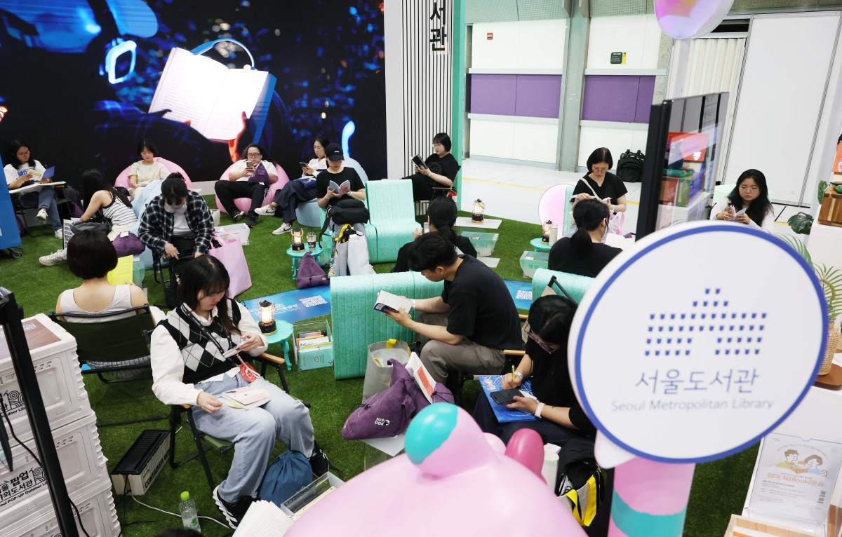 ▲18일 서울 강남구 코엑스에서 열린 ‘2025 서울국제도서전’ 서울도서관 부스에서 참관객들이 책을 보고 있다. 삶의 고난과 위기에서 ‘믿을 구석’을 찾아보자는 주제로 22일까지 진행되는 이번 도서전엔 한국을 포함해 17개국 530여 개 출판사와 출판 관련 단체 등이 참여했다. 올해의 주빈은 대만으로 천쉐·천쓰홍 등 대만의 유명 소설가, 그림책 작가, 만화가 등 30여 명의 작가와 26개 출판사·기관이 참가했다. 사우디아라비아, 프랑스 등 해외 16개국 100여 개 출판사와 단체는 국제관 부스를 운영하며 국내관에선 430여개 단체가 참여해 북마켓, 도서 전시, 강연, 사인회, 북토크를 진행한다. 신태현 기자 holjjak@