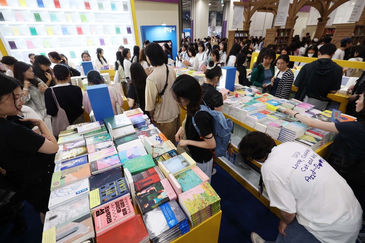 ▲18일 서울 강남구 코엑스에서 열린 ‘2025 서울국제도서전’에서 참관객들이 책을 보고 있다. 삶의 고난과 위기에서 ‘믿을 구석’을 찾아보자는 주제로 22일까지 진행되는 이번 도서전엔 한국을 포함해 17개국 530여 개 출판사와 출판 관련 단체 등이 참여했다. 올해의 주빈은 대만으로 천쉐·천쓰홍 등 대만의 유명 소설가, 그림책 작가, 만화가 등 30여 명의 작가와 26개 출판사·기관이 참가했다. 사우디아라비아, 프랑스 등 해외 16개국 100여 개 출판사와 단체는 국제관 부스를 운영하며 국내관에선 430여개 단체가 참여해 북마켓, 도서 전시, 강연, 사인회, 북토크를 진행한다. 신태현 기자 holjjak@