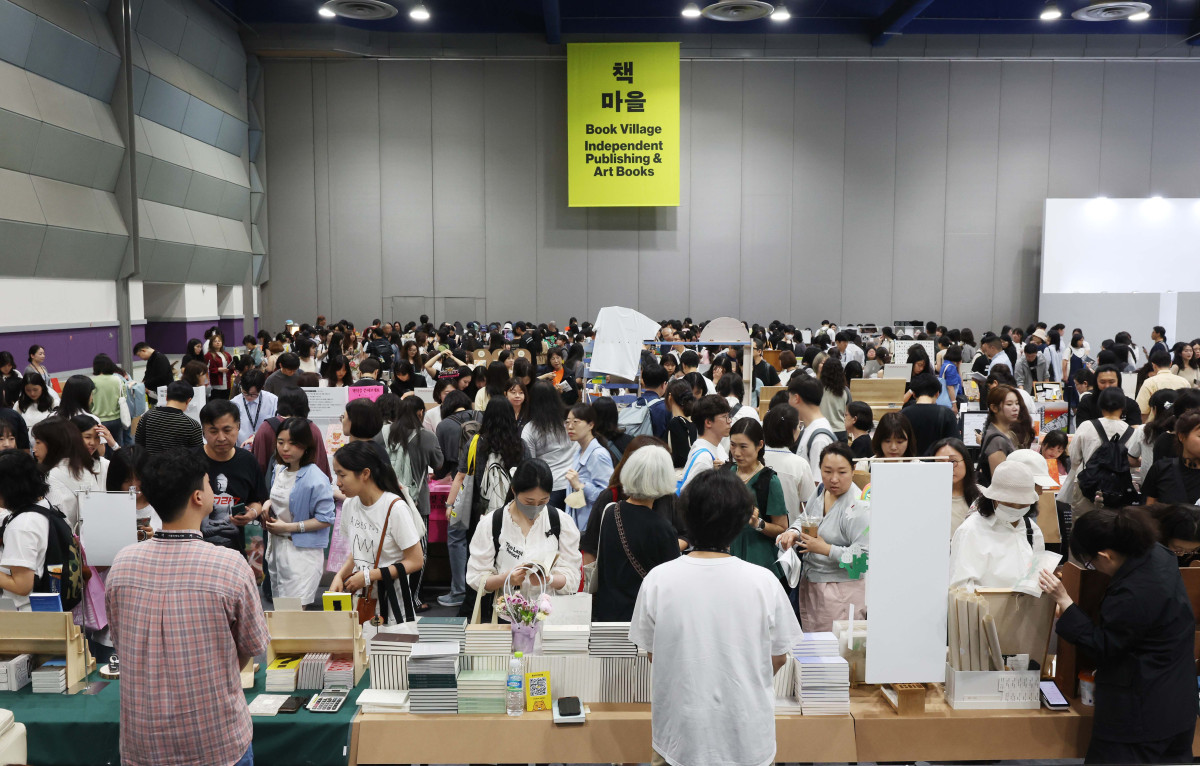▲18일 서울 강남구 코엑스에서 열린 ‘2025 서울국제도서전’ 행사장이 참관객들로 붐비고 있다. 삶의 고난과 위기에서 ‘믿을 구석’을 찾아보자는 주제로 22일까지 진행되는 이번 도서전엔 한국을 포함해 17개국 530여 개 출판사와 출판 관련 단체 등이 참여했다. 올해의 주빈은 대만으로 천쉐·천쓰홍 등 대만의 유명 소설가, 그림책 작가, 만화가 등 30여 명의 작가와 26개 출판사·기관이 참가했다. 사우디아라비아, 프랑스 등 해외 16개국 100여 개 출판사와 단체는 국제관 부스를 운영하며 국내관에선 430여개 단체가 참여해 북마켓, 도서 전시, 강연, 사인회, 북토크를 진행한다. 신태현 기자 holjjak@