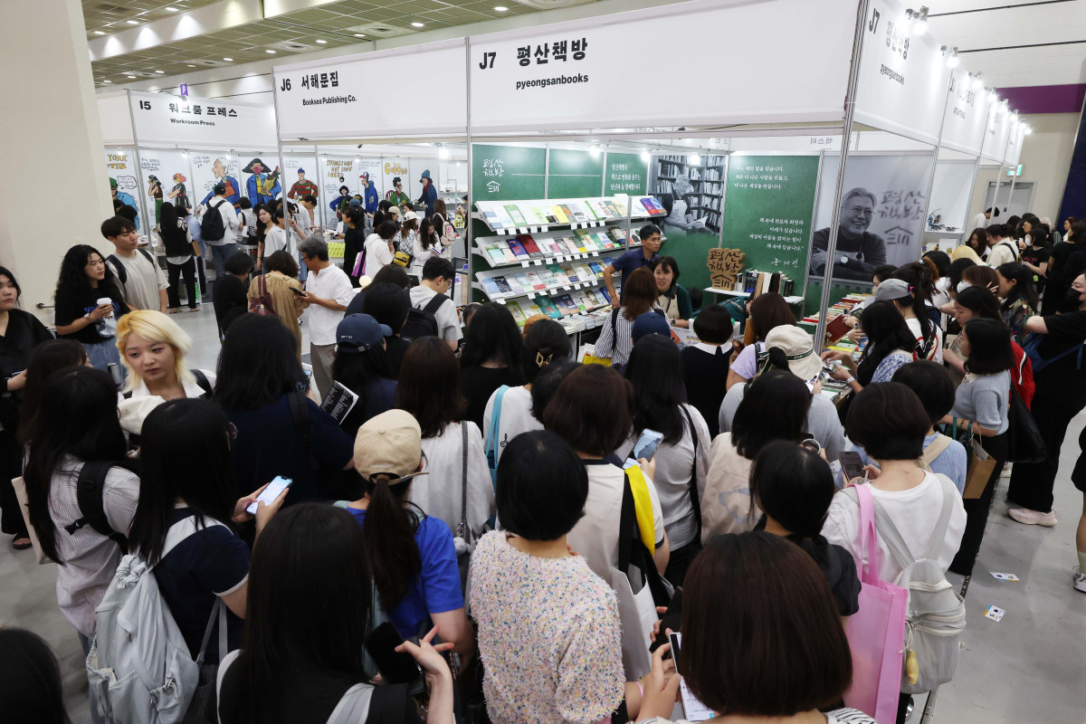 ▲18일 서울 강남구 코엑스에서 열린 ‘2025 서울국제도서전’ 평산책방 부스가 참관객들로 붐비고 있다. 삶의 고난과 위기에서 ‘믿을 구석’을 찾아보자는 주제로 22일까지 진행되는 이번 도서전엔 한국을 포함해 17개국 530여 개 출판사와 출판 관련 단체 등이 참여했다. 올해의 주빈은 대만으로 천쉐·천쓰홍 등 대만의 유명 소설가, 그림책 작가, 만화가 등 30여 명의 작가와 26개 출판사·기관이 참가했다. 사우디아라비아, 프랑스 등 해외 16개국 100여 개 출판사와 단체는 국제관 부스를 운영하며 국내관에선 430여개 단체가 참여해 북마켓, 도서 전시, 강연, 사인회, 북토크를 진행한다. 신태현 기자 holjjak@