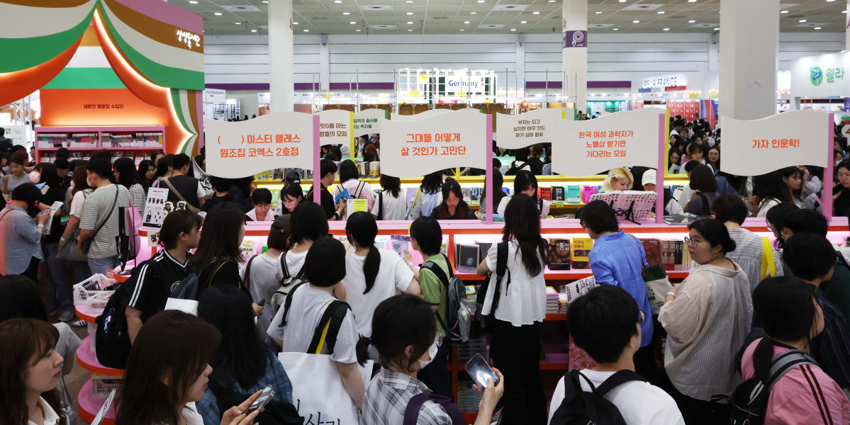 ▲18일 서울 강남구 코엑스에서 열린 ‘2025 서울국제도서전’ 행사장이 참관객들로 붐비고 있다. 삶의 고난과 위기에서 ‘믿을 구석’을 찾아보자는 주제로 22일까지 진행되는 이번 도서전엔 한국을 포함해 17개국 530여 개 출판사와 출판 관련 단체 등이 참여했다. 올해의 주빈은 대만으로 천쉐·천쓰홍 등 대만의 유명 소설가, 그림책 작가, 만화가 등 30여 명의 작가와 26개 출판사·기관이 참가했다. 사우디아라비아, 프랑스 등 해외 16개국 100여 개 출판사와 단체는 국제관 부스를 운영하며 국내관에선 430여개 단체가 참여해 북마켓, 도서 전시, 강연, 사인회, 북토크를 진행한다. 신태현 기자 holjjak@