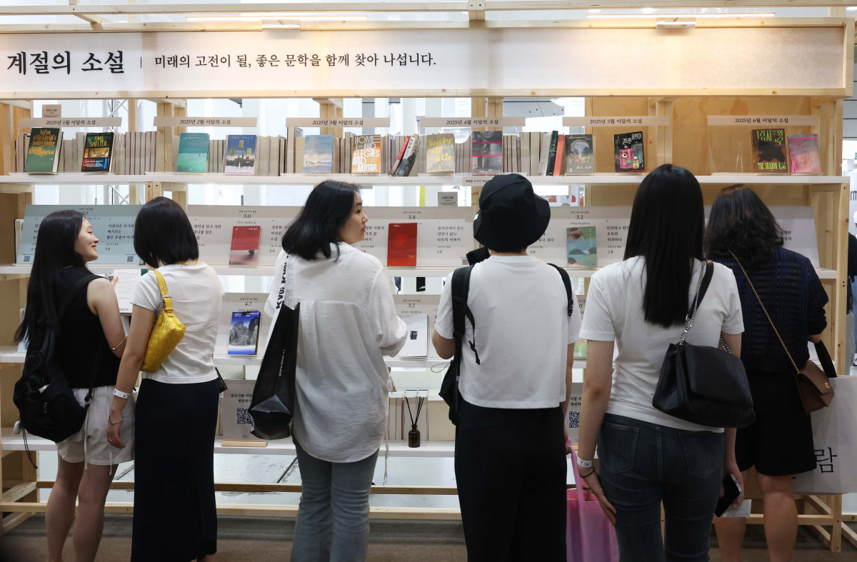 ▲18일 서울 강남구 코엑스에서 열린 ‘2025 서울국제도서전’에서 참관객들이 책을 보고 있다. 삶의 고난과 위기에서 ‘믿을 구석’을 찾아보자는 주제로 22일까지 진행되는 이번 도서전엔 한국을 포함해 17개국 530여 개 출판사와 출판 관련 단체 등이 참여했다. 올해의 주빈은 대만으로 천쉐·천쓰홍 등 대만의 유명 소설가, 그림책 작가, 만화가 등 30여 명의 작가와 26개 출판사·기관이 참가했다. 사우디아라비아, 프랑스 등 해외 16개국 100여 개 출판사와 단체는 국제관 부스를 운영하며 국내관에선 430여개 단체가 참여해 북마켓, 도서 전시, 강연, 사인회, 북토크를 진행한다. 신태현 기자 holjjak@