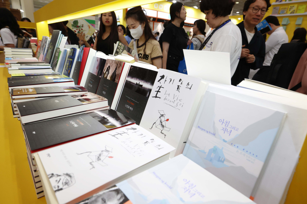 ▲18일 서울 강남구 코엑스에서 열린 ‘2025 서울국제도서전’에서 참관객들이 책을 보고 있다. 삶의 고난과 위기에서 ‘믿을 구석’을 찾아보자는 주제로 22일까지 진행되는 이번 도서전엔 한국을 포함해 17개국 530여 개 출판사와 출판 관련 단체 등이 참여했다. 올해의 주빈은 대만으로 천쉐·천쓰홍 등 대만의 유명 소설가, 그림책 작가, 만화가 등 30여 명의 작가와 26개 출판사·기관이 참가했다. 사우디아라비아, 프랑스 등 해외 16개국 100여 개 출판사와 단체는 국제관 부스를 운영하며 국내관에선 430여개 단체가 참여해 북마켓, 도서 전시, 강연, 사인회, 북토크를 진행한다. 신태현 기자 holjjak@