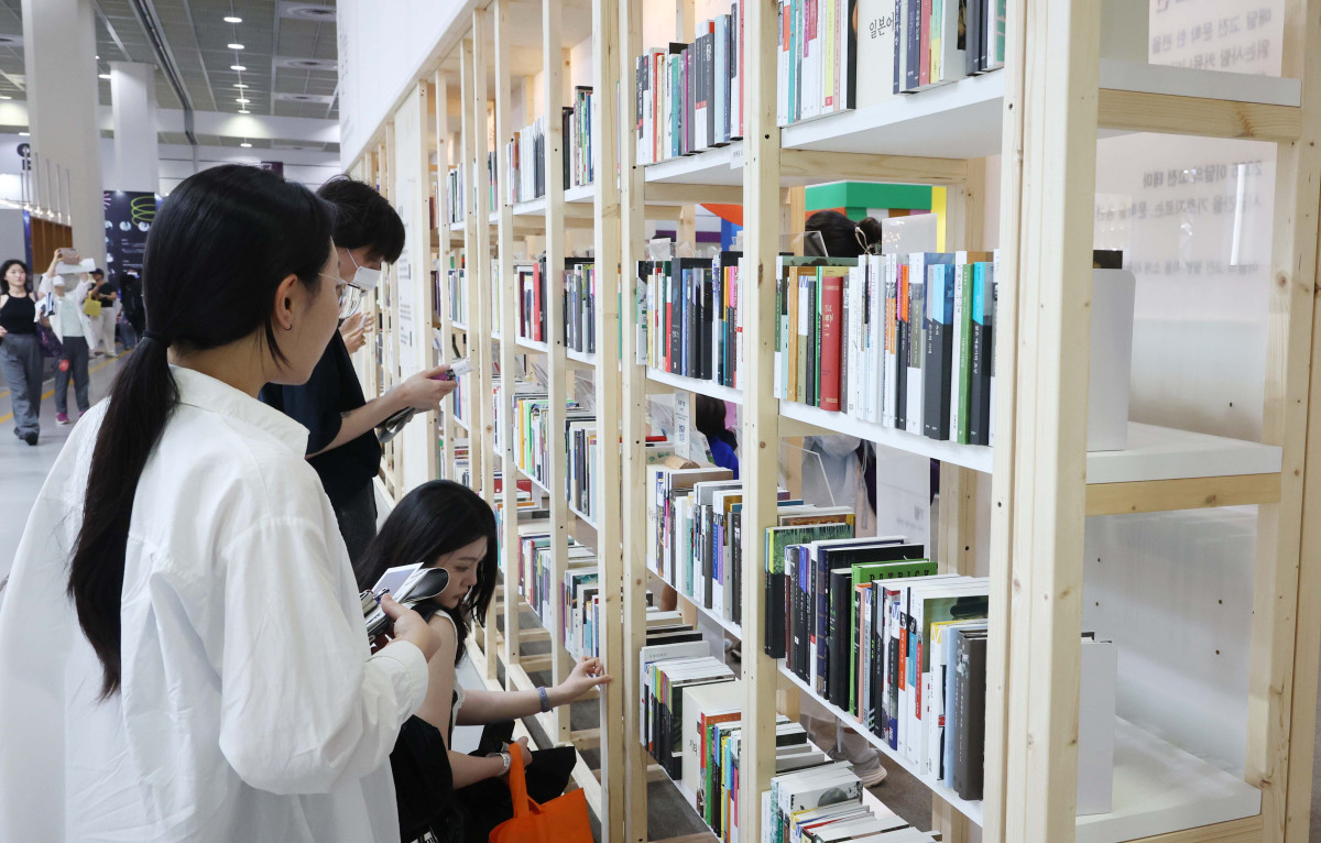 ▲18일 서울 강남구 코엑스에서 열린 ‘2025 서울국제도서전’에서 참관객들이 책을 보고 있다. 삶의 고난과 위기에서 ‘믿을 구석’을 찾아보자는 주제로 22일까지 진행되는 이번 도서전엔 한국을 포함해 17개국 530여 개 출판사와 출판 관련 단체 등이 참여했다. 올해의 주빈은 대만으로 천쉐·천쓰홍 등 대만의 유명 소설가, 그림책 작가, 만화가 등 30여 명의 작가와 26개 출판사·기관이 참가했다. 사우디아라비아, 프랑스 등 해외 16개국 100여 개 출판사와 단체는 국제관 부스를 운영하며 국내관에선 430여개 단체가 참여해 북마켓, 도서 전시, 강연, 사인회, 북토크를 진행한다. 신태현 기자 holjjak@