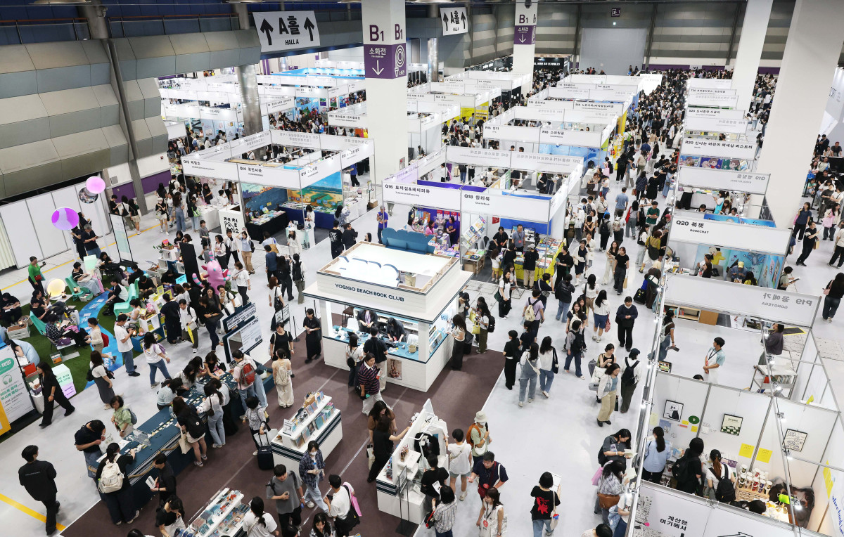 ▲18일 서울 강남구 코엑스에서 열린 ‘2025 서울국제도서전’ 행사장이 참관객들로 붐비고 있다. 삶의 고난과 위기에서 ‘믿을 구석’을 찾아보자는 주제로 22일까지 진행되는 이번 도서전엔 한국을 포함해 17개국 530여 개 출판사와 출판 관련 단체 등이 참여했다. 올해의 주빈은 대만으로 천쉐·천쓰홍 등 대만의 유명 소설가, 그림책 작가, 만화가 등 30여 명의 작가와 26개 출판사·기관이 참가했다. 사우디아라비아, 프랑스 등 해외 16개국 100여 개 출판사와 단체는 국제관 부스를 운영하며 국내관에선 430여개 단체가 참여해 북마켓, 도서 전시, 강연, 사인회, 북토크를 진행한다. 신태현 기자 holjjak@