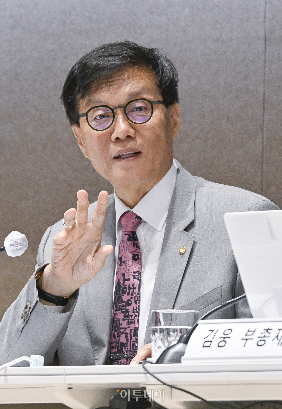 ▲이창용 한국은행 총재가 18일 서울 중구 한국은행에서 열린 물가안정목표 운영상황 점검 기자설명회에서 취재진의 질문에 답하고 있다. 조현호 기자 hyunho@