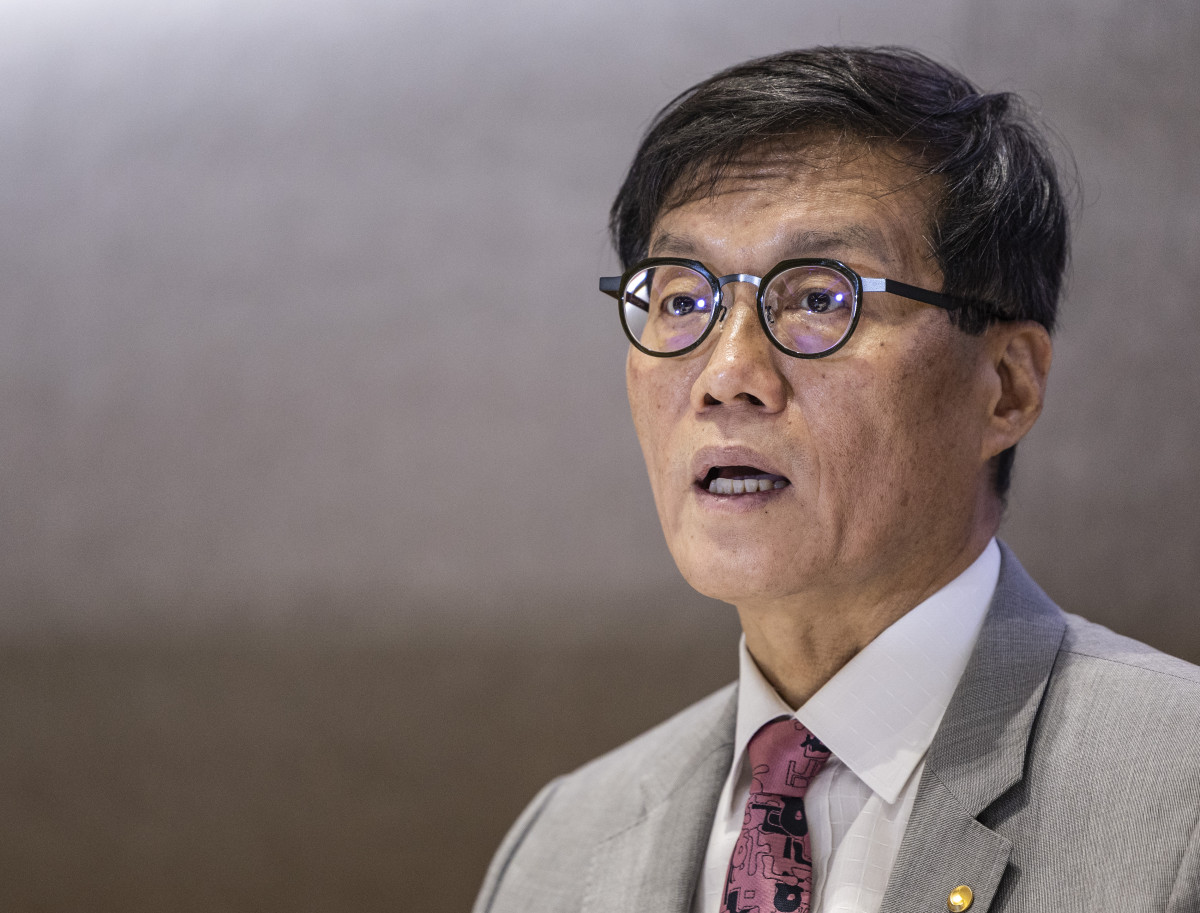 ▲이창용 한국은행 총재가 18일 서울 중구 한국은행 별관에서 '가공식품, 주거비 등 생활물가 평가와 향후 주요물가 동인 점검'을 주제로 열린 2025 상반기 물가 설명회에 참석해 물가 상승 요인에 대해 설명하고 있다. (연합뉴스 )