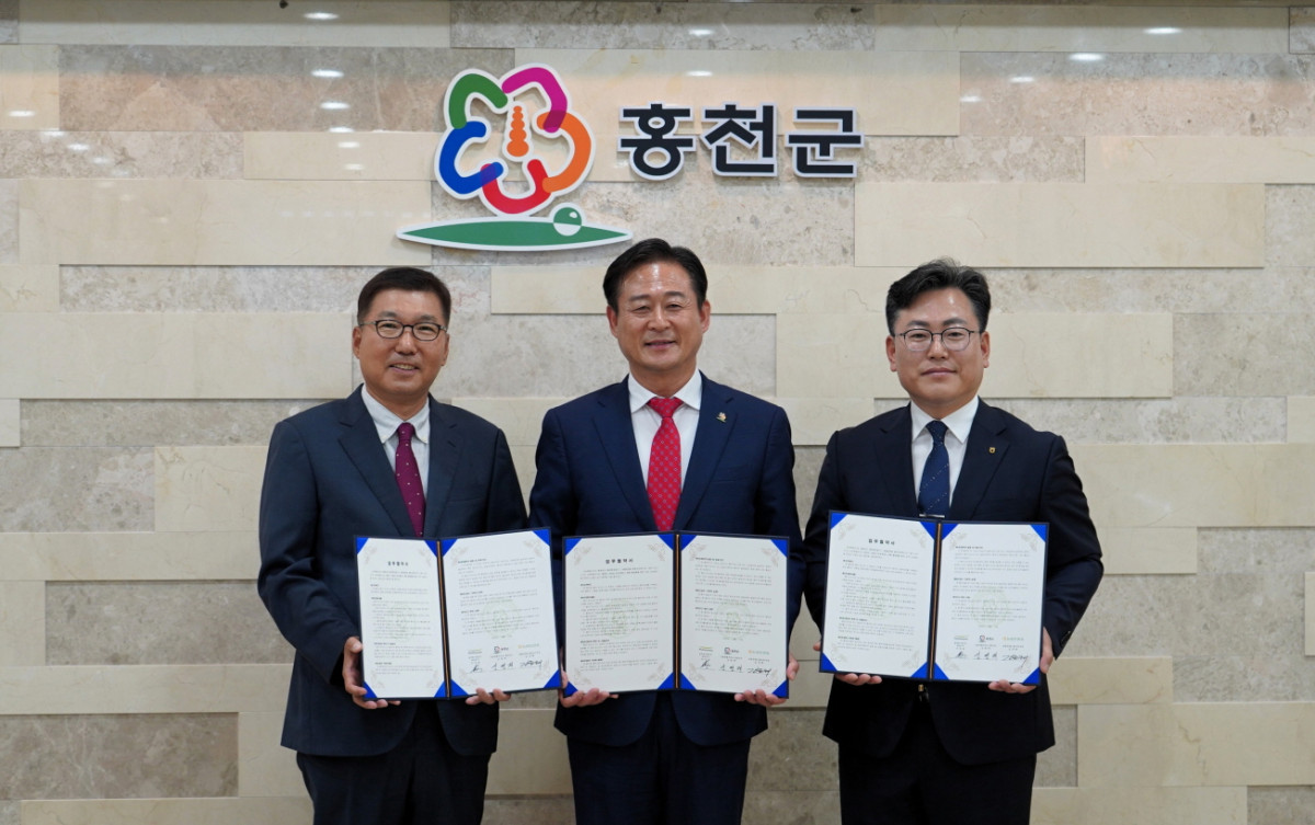 ▲17일 홍천군청에서 진행된 홍천군 고품질 농·특산물 판매 활성화를 위한 협약식에서 이우봉(왼쪽부터) 풀무원 총괄CEO, 신영재 홍천군수, 김준태 농협중앙회 홍천군지부장이 기념 촬영을 하고 있다. (사진제공=풀무원)