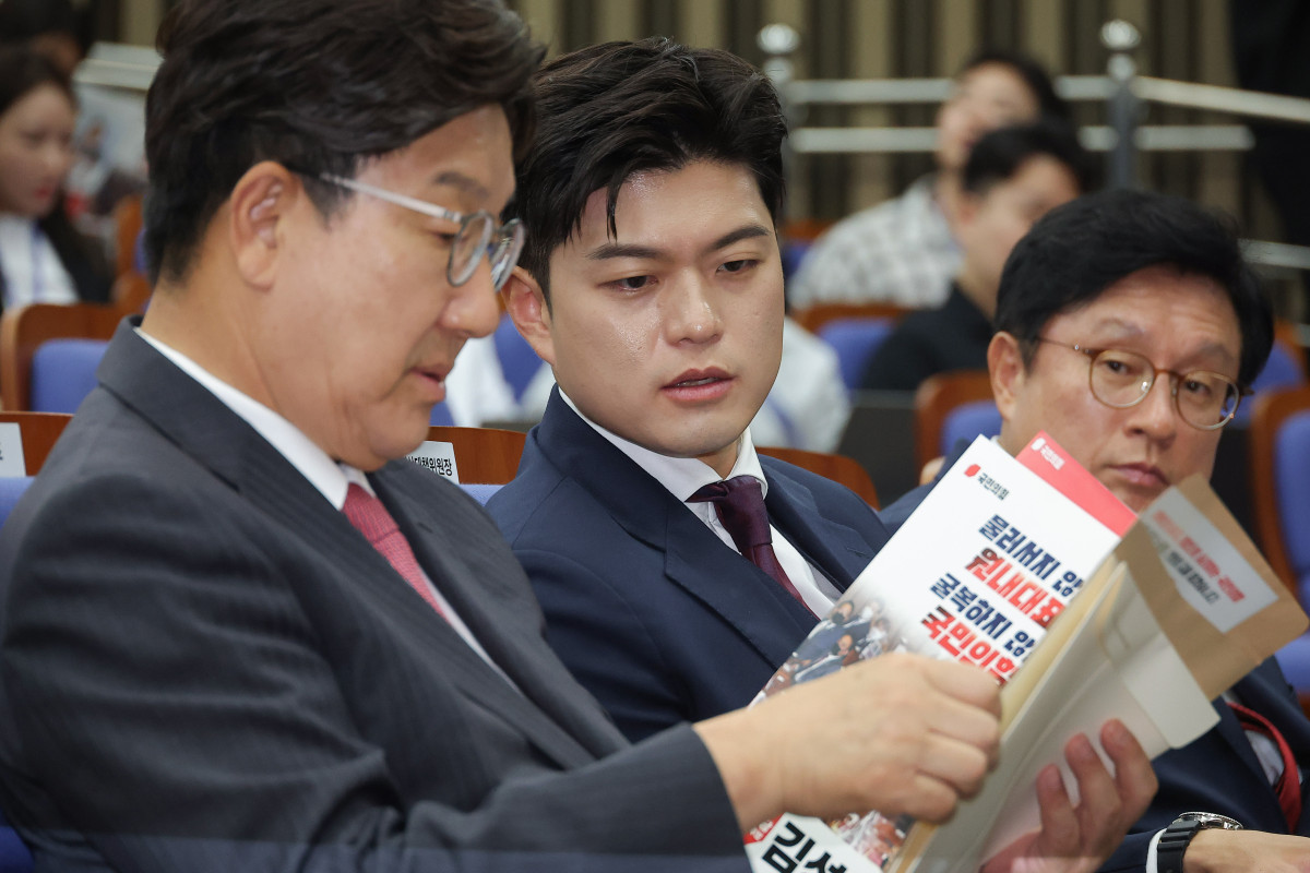 ▲국민의힘 권성동 원내대표와 김용태 비대위원장이 16일 서울 여의도 국회에서 열린 원내대표 선출 선거 의원총회에 참석해 있다. (연합뉴스)