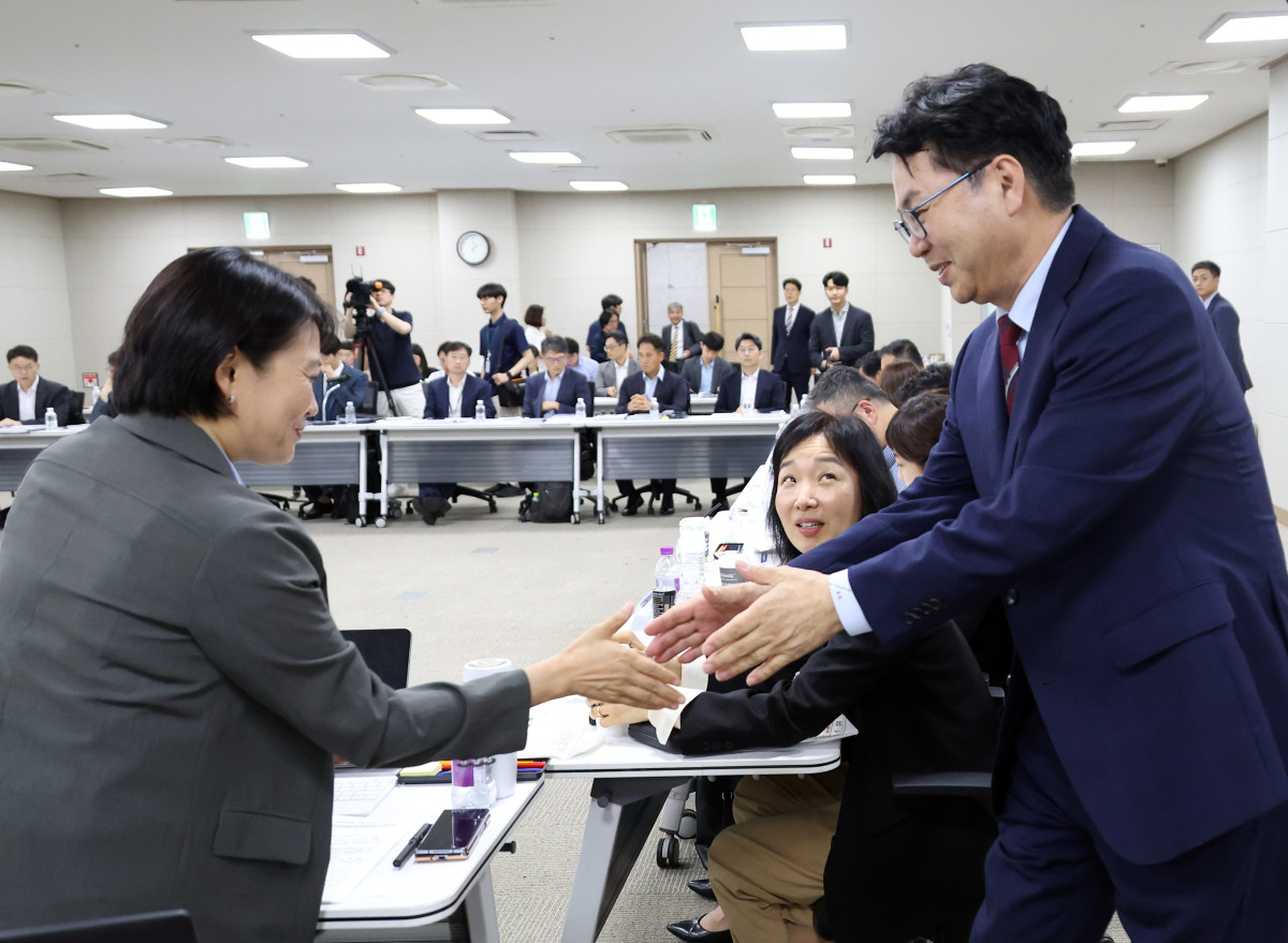 ▲이한주 국정기획위원장이 18일 오후 세종시 정부세종컨벤션센터에서 열린 경제2분과 중소벤처기업부 업무보고에서 참석자와 악수하고 있다. (사진=뉴시스)
