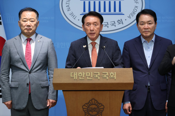 ▲국민의힘 소속 김석기 외교통일위원장(가운데), 성일종 국방위원장(오른쪽), 신성범 정보위원장이 18일 서울 여의도 국회 소통관에서 법제사법위원장을 국민의힘이 맡아야 한다고 주장하는 기자회견을 하고 있다. 김석기·성일종·신성범 의원은 국회 법제사법위원장 자리를 국민의힘에 넘기면 자신들이 맡고 있는 국회 외교통일, 국방, 정보위원회 위원장 자리를 더불어민주당에 넘길 의향이 있다고 말했다. 2025.6.18. (연합뉴스)
