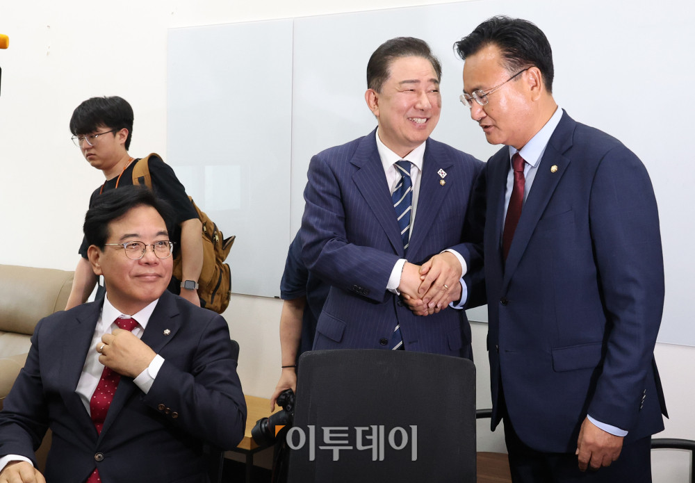 ▲김병기(가운데) 더불어민주당 대표 직무대행 겸 원내대표와 송언석(왼쪽) 국민의힘 원내대표, 유상범 법제사법위원회 국민의힘 간사가 18일 추가경정예산안 처리와 원 구성 문제 등을 논의하기 위해 민주당 원내대표실에서 만나 대화하고 있다. 고이란 기자 photoeran@