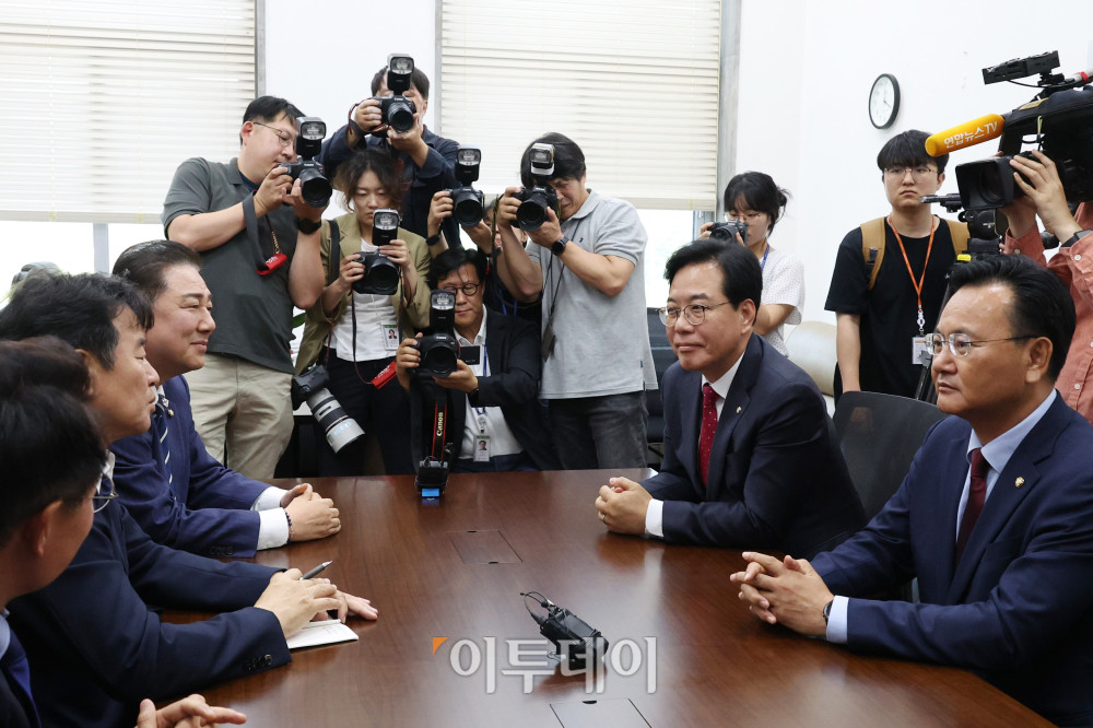 ▲김병기(뒷줄 왼쪽) 더불어민주당 대표 직무대행 겸 원내대표와 송언석(오른쪽 두번째) 국민의힘 원내대표, 유상범(오른쪽) 법제사법위원회 국민의힘 간사가 18일 추가경정예산안 처리와 원 구성 문제 등을 논의하기 위해 민주당 원내대표실에서 만나 대화하고 있다. 고이란 기자 photoeran@