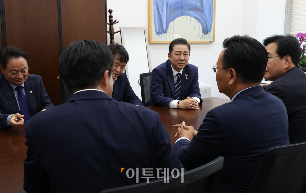 ▲김병기(오른쪽 세번째) 더불어민주당 대표 직무대행 겸 원내대표와 송언석(오른쪽) 국민의힘 원내대표, 유상범(오른쪽 두번째) 법제사법위원회 국민의힘 간사가 18일 추가경정예산안 처리와 원 구성 문제 등을 논의하기 위해 민주당 원내대표실에서 만나 대화하고 있다. 고이란 기자 photoeran@