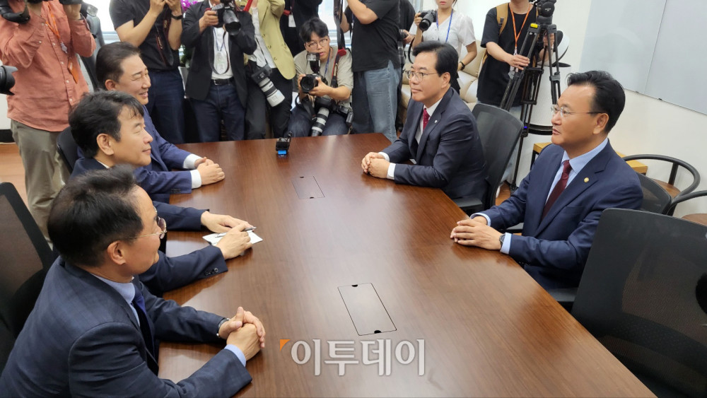 ▲김병기(뒷줄 왼쪽) 더불어민주당 대표 직무대행 겸 원내대표와 송언석(오른쪽 두번째) 국민의힘 원내대표, 유상범(오른쪽) 법제사법위원회 국민의힘 간사가 18일 추가경정예산안 처리와 원 구성 문제 등을 논의하기 위해 민주당 원내대표실에서 만나 대화하고 있다. 고이란 기자 photoeran@