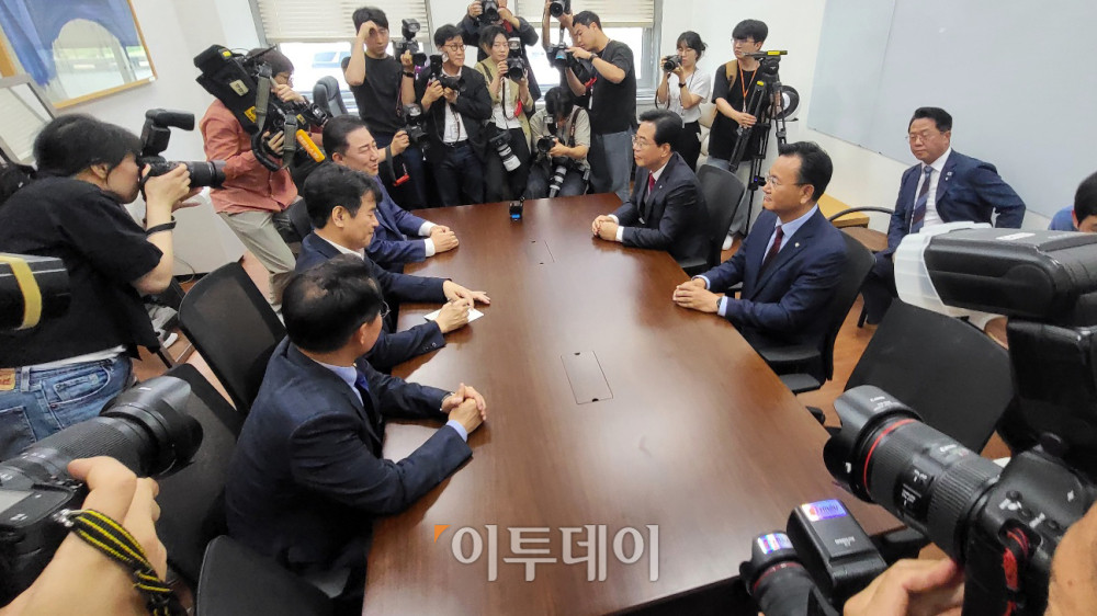 ▲김병기 더불어민주당 대표 직무대행 겸 원내대표와 송언석 국민의힘 원내대표, 유상범 법제사법위원회 국민의힘 간사가 18일 추가경정예산안 처리와 원 구성 문제 등을 논의하기 위해 민주당 원내대표실에서 만나 대화하고 있다. 고이란 기자 photoeran@