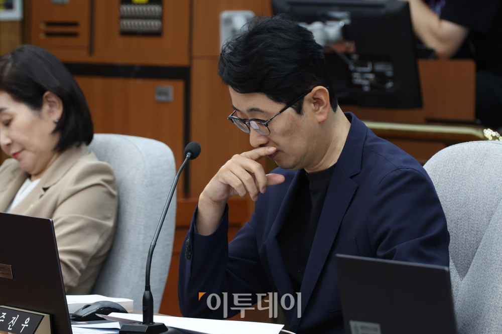 ▲18일 서울 여의도 국회에서 열린 국무총리(김민석) 임명동의에 관한 인사청문특별위원회 제1차 전체회의에서 주진우 국민의힘 의원이 자료를 살펴보고 있다. 고이란 기자 photoeran@