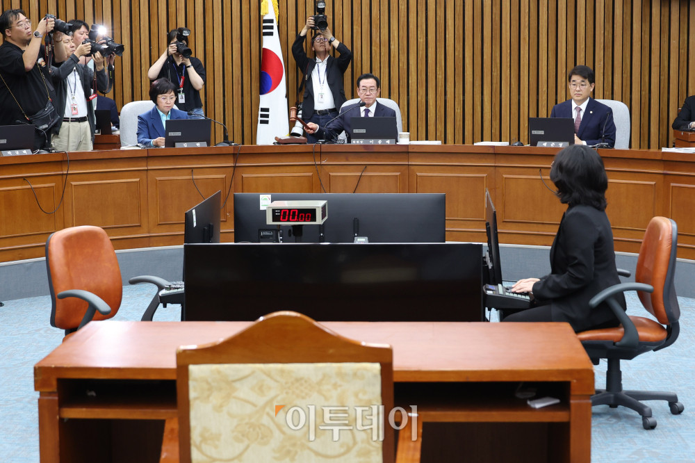 ▲18일 서울 여의도 국회에서 열린 국무총리(김민석) 임명동의에 관한 인사청문특별위원회 제1차 전체회의에서 국민의힘 소속 이종배 위원장이 의사봉을 두드리고 있다. 왼쪽부터 여당 간사 김현 더불어민주당 의원, 이 위원장, 야당 간사 배준영 국민의힘 의원. 고이란 기자 photoeran@