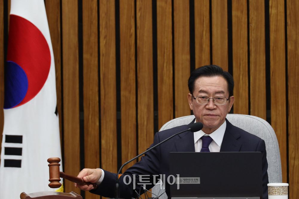 ▲18일 서울 여의도 국회에서 열린 국무총리(김민석) 임명동의에 관한 인사청문특별위원회 제1차 전체회의에서 국민의힘 소속 이종배 위원장이 의사봉을 두드리고 있다. 고이란 기자 photoeran@