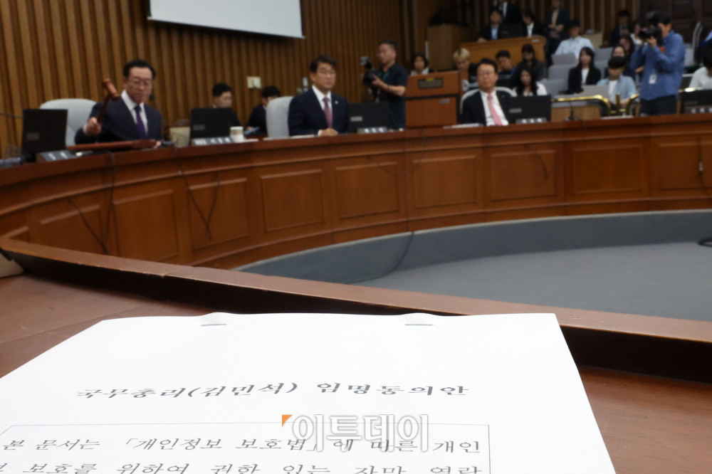 ▲18일 서울 여의도 국회에서 열린 국무총리(김민석) 임명동의에 관한 인사청문특별위원회 제1차 전체회의에서 국민의힘 소속 이종배 위원장이 의사봉을 두드리고 있다. 고이란 기자 photoeran@
