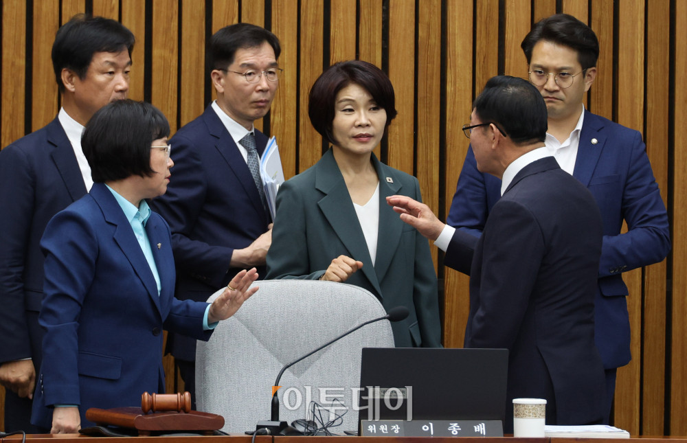 ▲18일 서울 여의도 국회에서 열린 국무총리(김민석) 임명동의에 관한 인사청문특별위원회 제1차 전체회의에서 국민의힘 소속 이종배(오른쪽 두번째) 위원장과 여당 간사 김현(오른쪽 다섯번째) 의원을 비롯한 의원들과 대화하고 있다. 고이란 기자 photoeran@