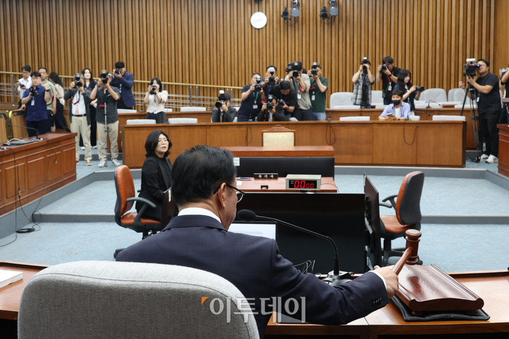 ▲18일 서울 여의도 국회에서 열린 국무총리(김민석) 임명동의에 관한 인사청문특별위원회 제1차 전체회의에서 국민의힘 소속 이종배 위원장이 의사봉을 두드리고 있다. 고이란 기자 photoeran@