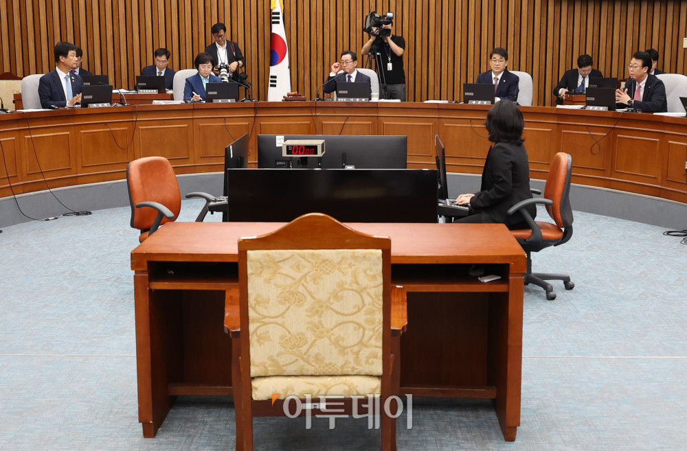 ▲18일 서울 여의도 국회에서 열린 국무총리(김민석) 임명동의에 관한 인사청문특별위원회 제1차 전체회의에서 국민의힘 소속 이종배 위원장이 회의를 주재하고 있다. 고이란 기자 photoeran@