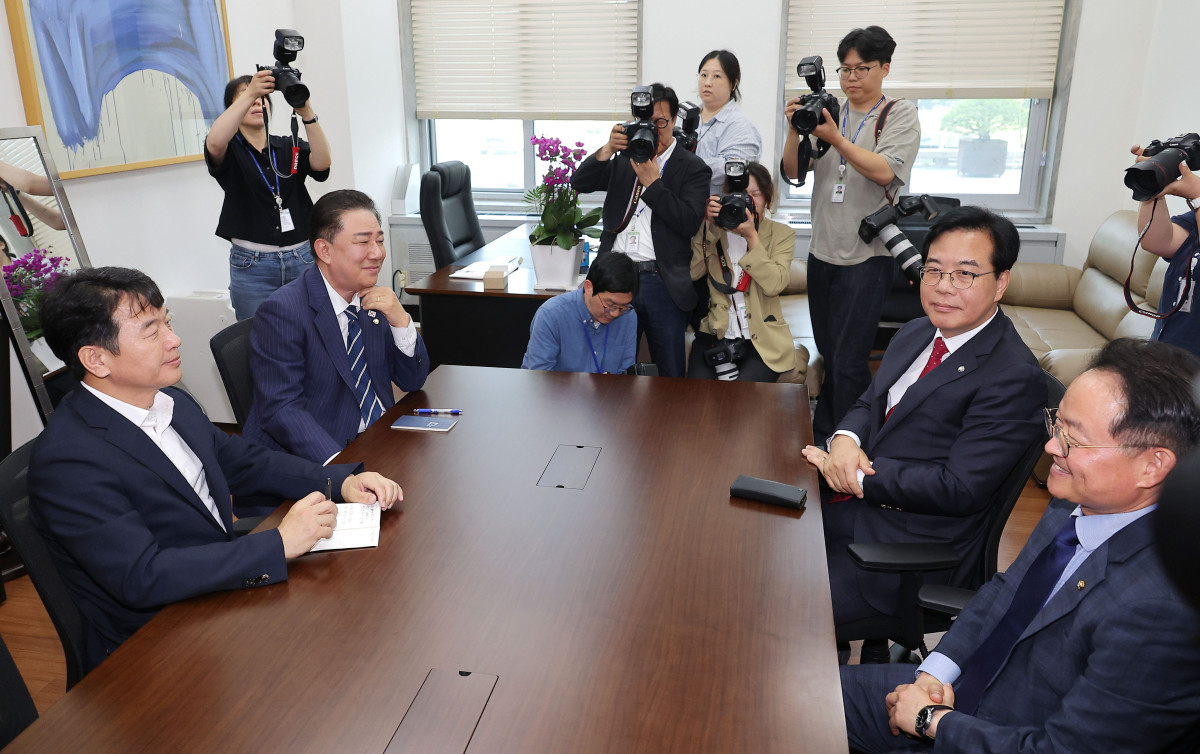 ▲더불어민주당 김병기 당대표 직무대행 겸 원내대표와 국민의힘 송언석 원내대표가 18일 추경안 관련 논의를 위해 국회 민주당 원내대표실에서 만나 대화를 나누고 있다. 2025.6.18 (연합뉴스)