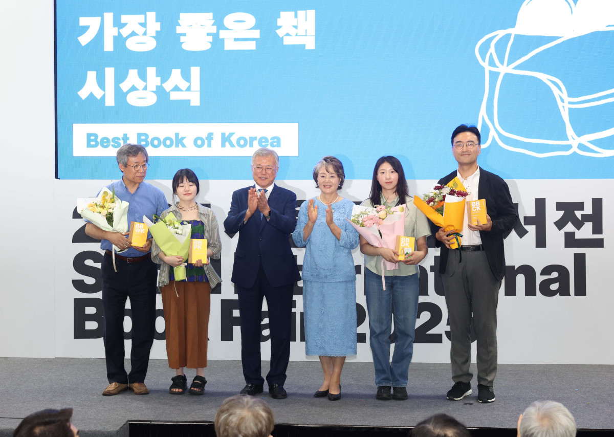 ▲문재인 전 대통령과 김정숙 여사가 18일 서울 강남구 코엑스에서 열린 ‘2025 서울국제도서전’ 한국에서 가장 좋은 책 시상식에서 수상자들과 기념촬영을 하고 있다. 신태현 기자 holjjak@