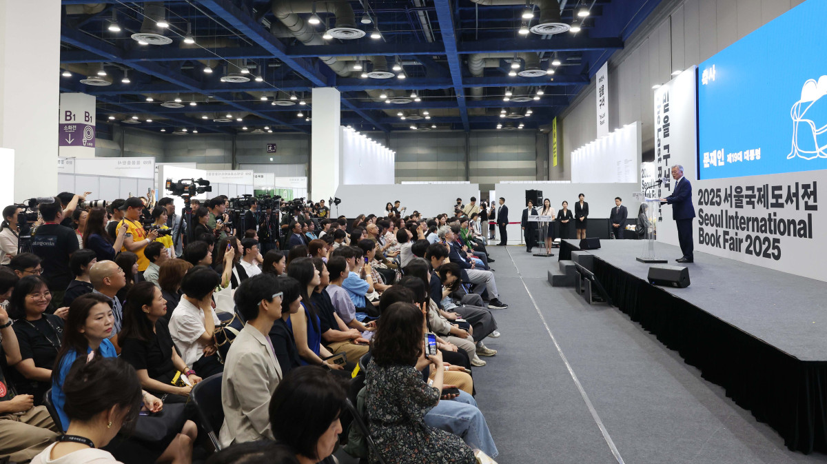 ▲문재인 전 대통령이 18일 서울 강남구 코엑스에서 열린 ‘2025 서울국제도서전’ 한국에서 가장 좋은 책 시상식에서 축사를 하고 있다. 신태현 기자 holjjak@