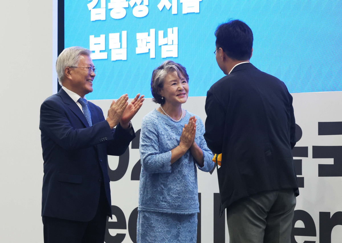▲문재인 전 대통령과 김정숙 여사가 18일 서울 강남구 코엑스에서 열린 ‘2025 서울국제도서전’ 한국에서 가장 좋은 책 시상식에서 수상자에게 시상하고 있다. 신태현 기자 holjjak@
