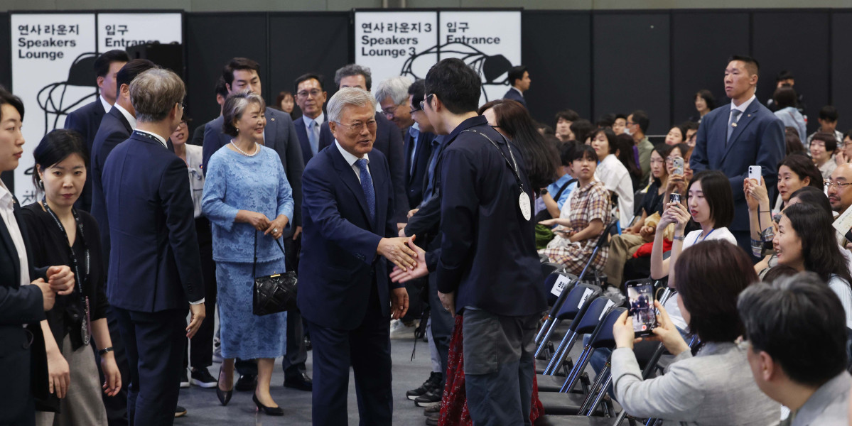 ▲문재인 전 대통령과 김정숙 여사가 18일 서울 강남구 코엑스에서 열린 ‘2025 서울국제도서전’ 한국에서 가장 좋은 책 시상식에 참석하고 있다. 신태현 기자 holjjak@